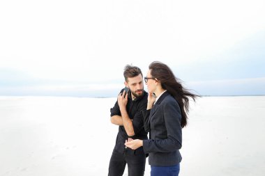 Öğretmenler erkek ve dişi colle davet akıllı telefonlar üzerinde konuşuyor