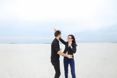 otomatik mekanik adam sevinirler win piyango gözlerden uzak bir yerde.