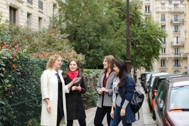Ferah Avrupa öğrencileri sınıfları içinde ve gülümseyen sonra yürüyüş
