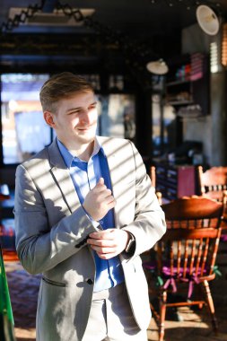 Kafede kız için bekleyen ve mavi sh ayarlama ferah adam