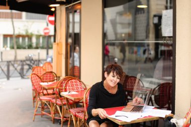 yaşlı kadın senarist senaryo laptop ile çalışma.