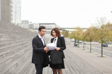 erkek avukatı kadın müşteri ile konuşan.