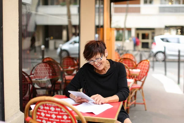 Mujer de negocios envejecida uso tableta para escribir declaración de finanzas — Foto de Stock
