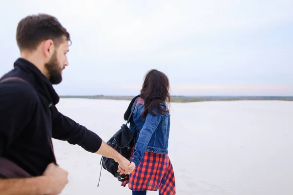 女朋友和男朋友在海边散步寻找地方 f — 图库照片