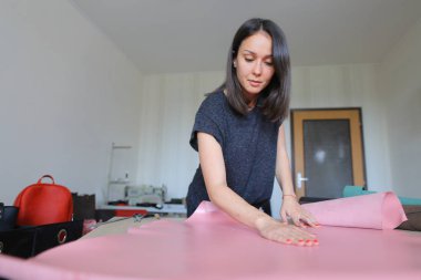 öğretmen öğrencilerin nasıl deriyle çalışmayı gösteren.