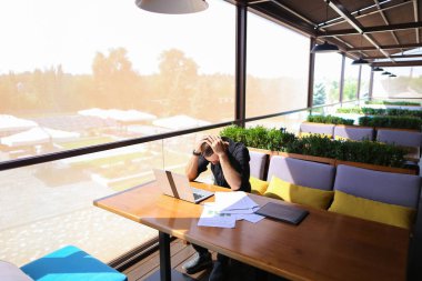 Serbest metin yazarı metin kafe masada dizüstü bilgisayarda yeniden yazmak.