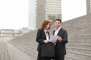 erkek avukatı kadın müşteri ile konuşan.