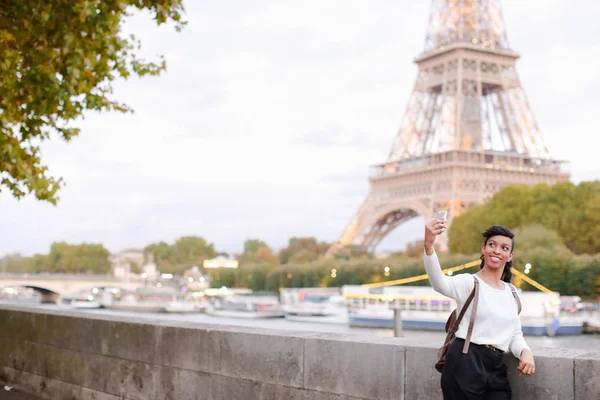 Bonita fêmea de pé na rua não muito longe da Torre Eiffel e m — Fotografia de Stock