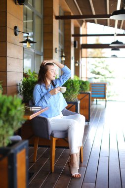 Çekici kız restoranda çay içme  .