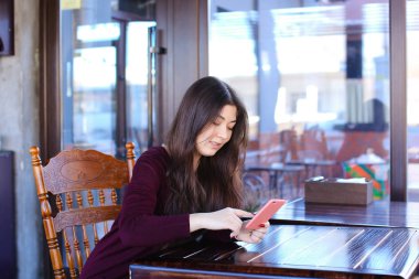 Manikürcü smartphone ve banka kullanarak mobil hesap Yenileyici