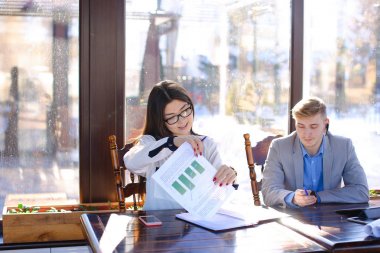 Genç Sekreter patron kafede ile el sıkışma reddediyor.