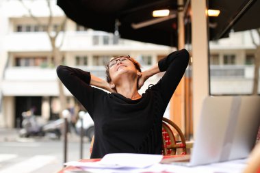 kadın gazeteci bitirmek kadar önemli rapor üstünde laptop.