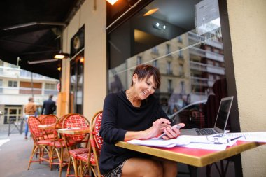 Orta yaşlı kadın extramural öğrenci dizüstü için kullanma