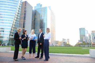 Tablet ile yeni proje hakkında fikir değiştirme yönetim kadrosu ve