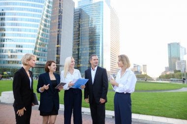 Ou konuşan iş organizasyonu çalışanlarının yüzleri kapatmak