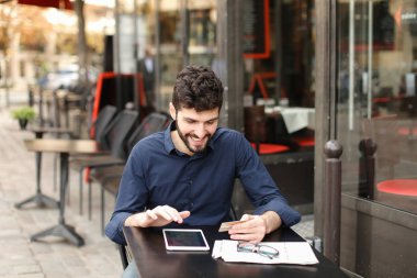 Genç Baba kart ile smartphone vasıl kafede tarafından online satın alma  .