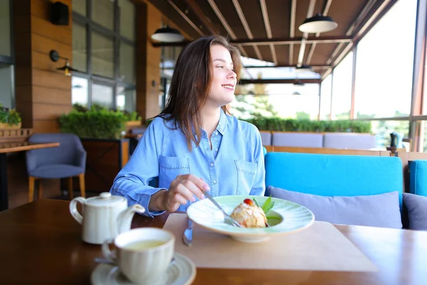 레스토랑에서 디저트를 먹고 만족된 여자  . — 스톡 사진