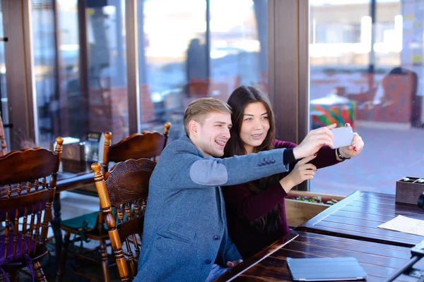 Bloggers take selfie using smartphone in new luncheonette — Stock Photo, Image