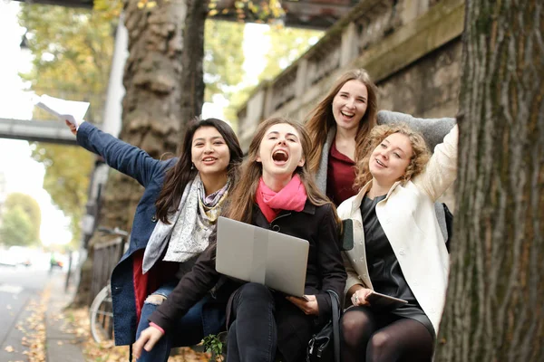 Jocund étudiantes assis sur le banc avec professeur, ordinateur portable, pa — Photo