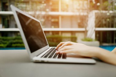 Bilgisayar klavye güneşli günde yazarak parmak