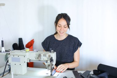 smartphone kullanarak Internet fikirler arıyor craftswoman.