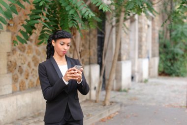 Sevgili kız parkta smartphone ile mesaj yazma.
