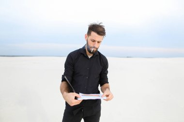   Deniz araştırma yürüten coğrafyacı erkek yasaktır. 