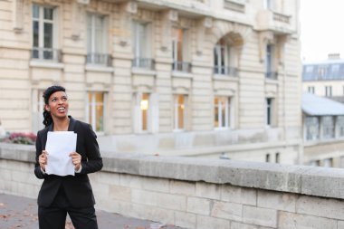Yardım konseri, SMI sponsor ile telefonda konuşurken gönüllü