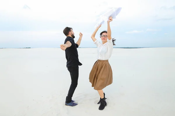 法律学生男と女喜ぶダンス試験に合格 — ストック写真