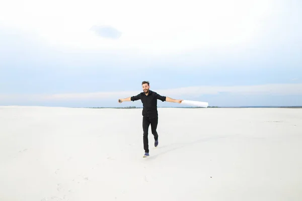 Quimico macho con smartphone saltando de alegría en pla desierto — Foto de Stock