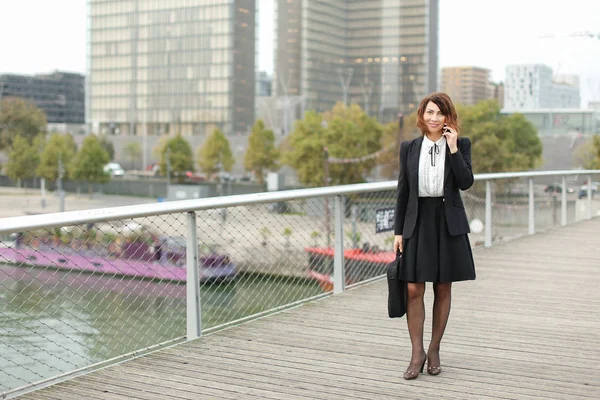 Periodista mujer en ropa de negocios hablando en smartphone — Foto de Stock