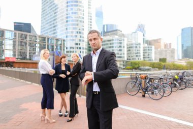 İşadamı ferah yüzü izle La savunma par bakarak