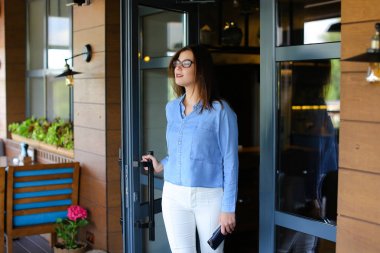 Kafe bırakarak, smartphone ile konuşmak ve taksi durdurma genç kız