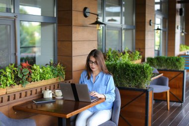 Tipik dizüstü klavye üzerinde eller yukarı kapatın  .