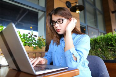 Smartphone ile konuşmak ve laptop ile café'de çalışan serbest meslek