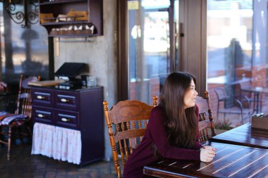 Modeli bekleyen fotoğrafçı için photoshoot Cafe