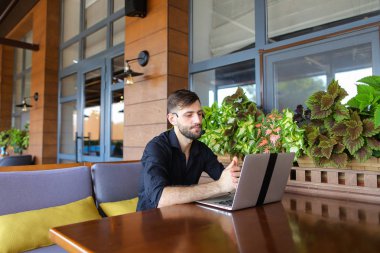 İstemci için örümcek ağı fotoğraf makinesi ve microp ile konuşurken Internet Danışmanı