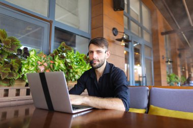 İstemci için örümcek ağı fotoğraf makinesi ve microp ile konuşurken Internet Danışmanı