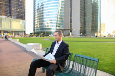 Gazete okuma ve seyretmek dışında seyir işadamı,  .