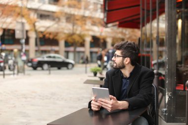 Diyagram ve tablet çalışma istatistikçi kafeterya masada .