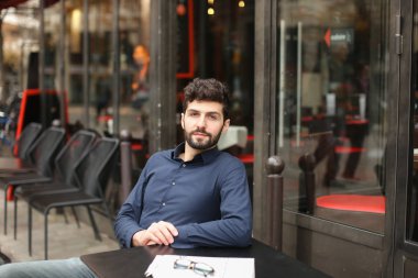 Erkek modeli ile kameraya bakarak ve içinde gülümseyen yüzünü kapat  