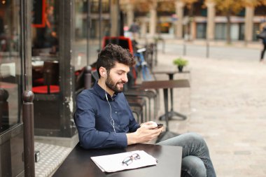 Sevindirici ve smartphone ile sohbet müreffeh Satış Müdürü 