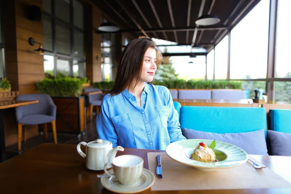 Charmig restaurang kunden hälla vatten i kopp  . — Stockfoto