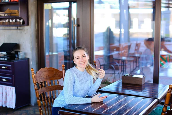 Model wachten fotograaf voor een fotoshoot in café — Stockfoto