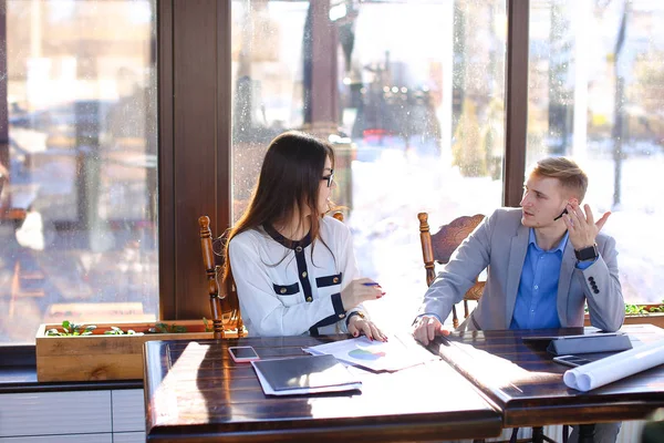 Secretaria hablando con hombre de negocios en la cafetería y mostrando ca — Foto de Stock