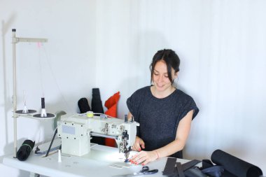 smartphone kullanarak Internet fikirler arıyor craftswoman.