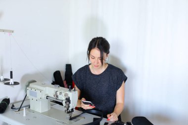 iş smartphone kullanarak patron ile tartışırken terzi.