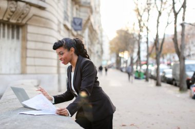 Afro Amerikan Yöneticisi balkonda laptop ile çalışma.