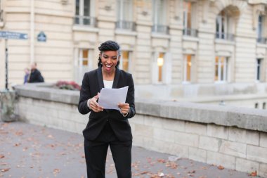 Pazarlamacı zam, güzel bayan ben ayakta kağıtları ile sokakta var