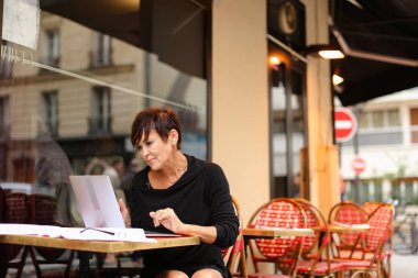      yaşlı kadın senarist senaryo laptop ile çalışma. 